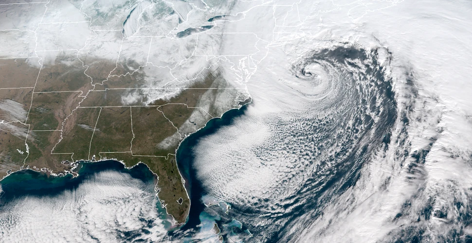 Imagini incredibile din spaţiu arată ”ciclonul bombă” care loveşte coasta estică a Statelor Unite