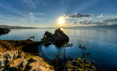 Scandal pe malul ”Lacului Lumilor”. O fabrică de îmbuteliere ar fi dorit să trimită apa din Baikal în China