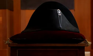 Una dintre pălăriile celebre ale lui Napoleon Bonaparte, vândută pentru o sumă record