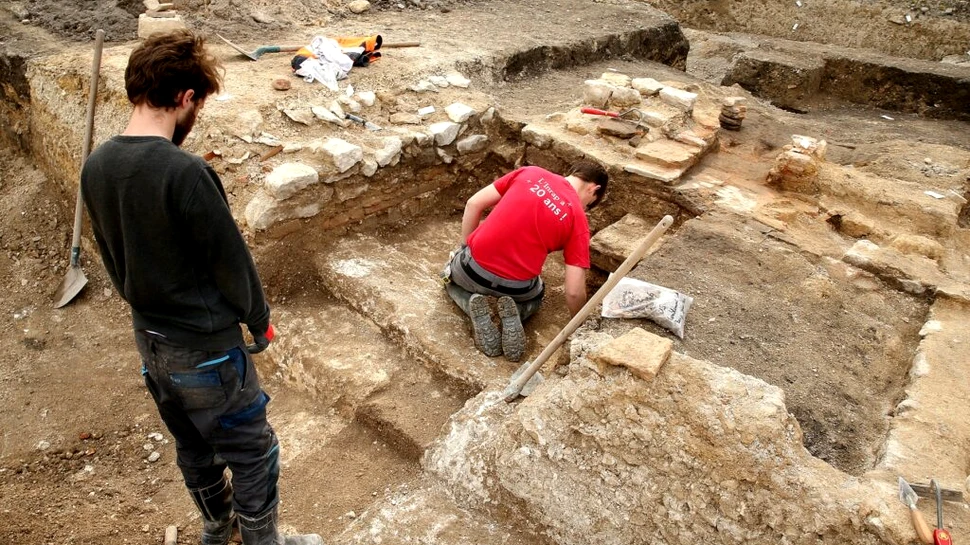 Morminte vechi de 2.000 de ani, descoperite în apropierea Catedralei Notre Dame