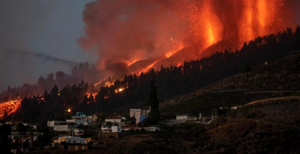 Lavă înaltă de 15 metri, aruncată de vulcanul de pe insula spaniolă La Palma. Mii de persoane, evacuate