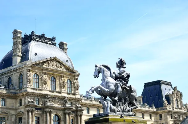 Secretele celui mai vizitat muzeu din lume, Louvre clădirea construită iniţial ca palat 