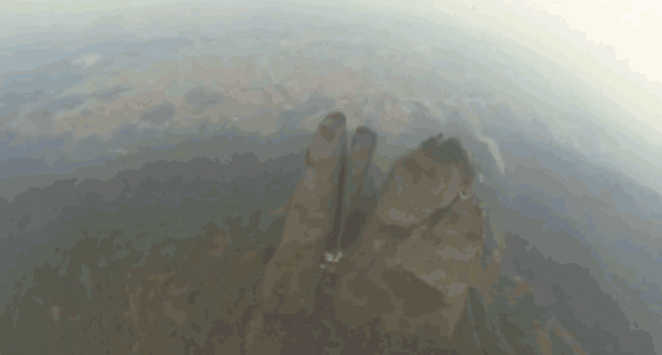 Cascadoria care îţi taie respiraţia: cu 200 de kilometri la oră printr-o crăpătură în munte