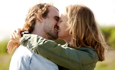 Cercetătorii susțin că au descoperit când a avut loc primul sărut