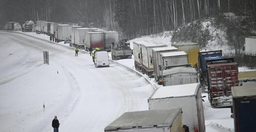 Aproape 1.000 de mașini au rămas blocate pe o autostradă din Suedia din cauza zăpezii