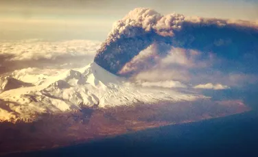 Erupţie uriaşă a unui vulcan din Alaska: cenuşa s-a ridicat la 11 km deasupra Pământului