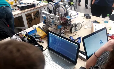 Roboţelul coordonat prin telefon a fost construit de elevi din Alba Iulia. Poate să ridice şi obiecte