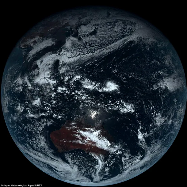 Culoarea reală a planetei, surprinsă de satelitul  Himawari-8, fără filtre de imagine