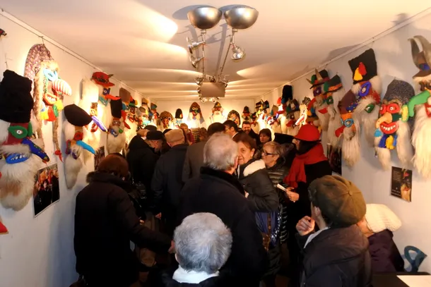 Un român a atras atenţia cu măştile sale ciudate la Carnavalul de la Veneţia