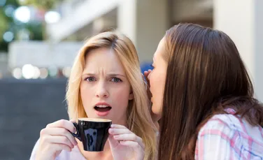 Bârfa pare inofensivă, dar psihologii avertizează: vorbitul negativ despre alții crește stresul și afectează relațiile