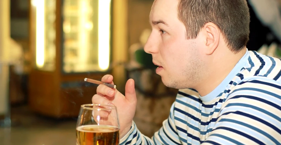 Românii care fumează şi cei care consumă alcool – ţinta unor măsuri speciale: ce preconizează autorităţile?