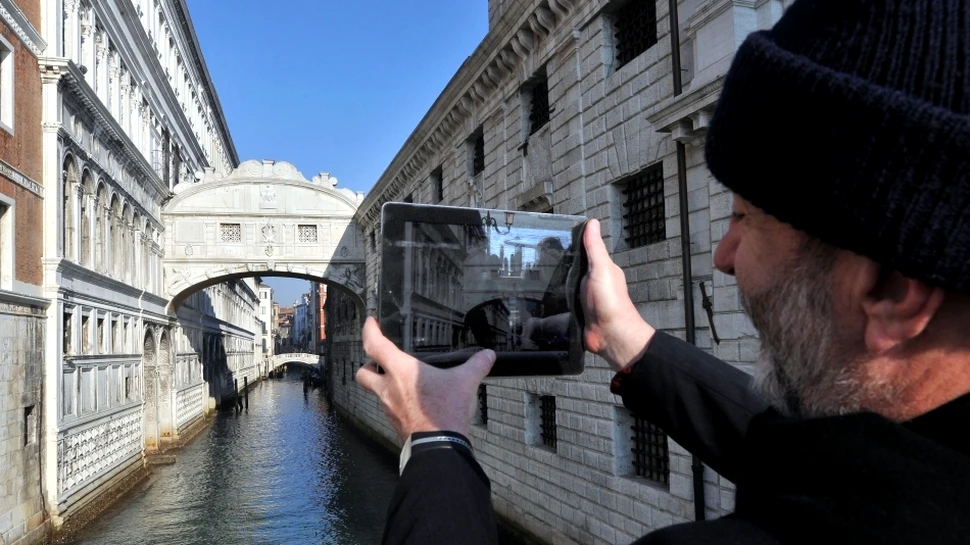 Puntea Suspinelor din Veneţia poate fi din nou admirată (FOTO)
