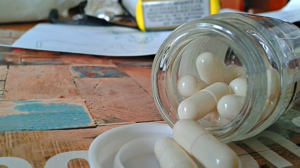 Un medicament folosit pentru reducerea colesterolului împiedică efectul anibioticelor