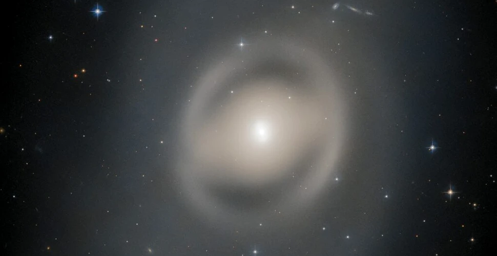 O galaxie fantomatică, observată de Telescopul Spațial Hubble în constelația Păunul