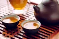 Ce înseamnă cu adevărat să bei ceai în China și de ce două degete bătute în masă spun mai mult decât orice cuvânt
