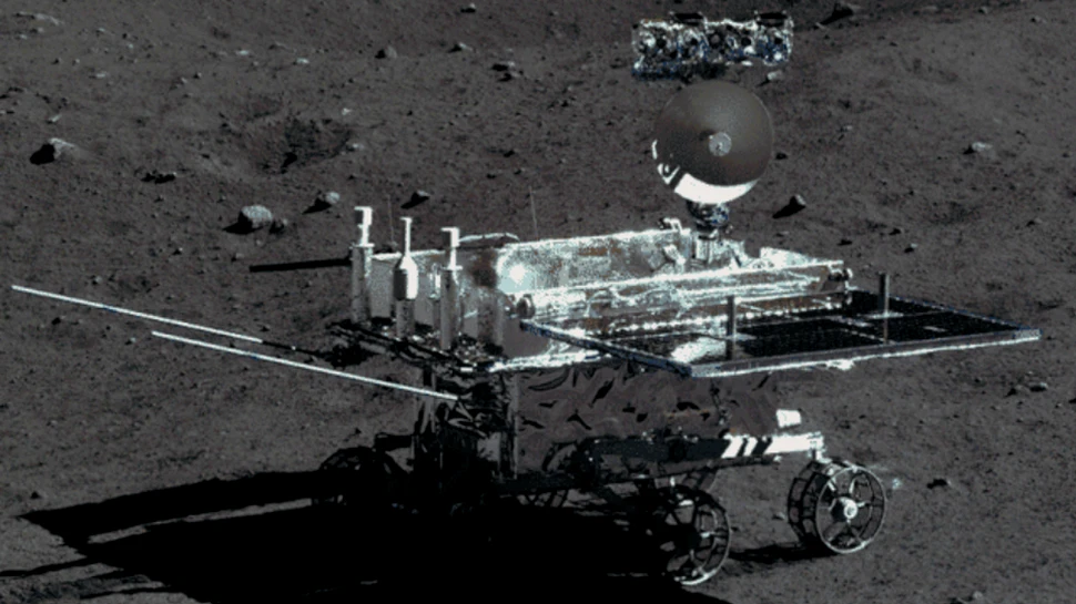 Roverul chinez Yutu-2 a descoperit într-un crater ”un gel cu un luciu misterios”