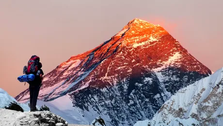 Un alpinist american a obținut „tripla coroană” din regiunea Muntelui Everest