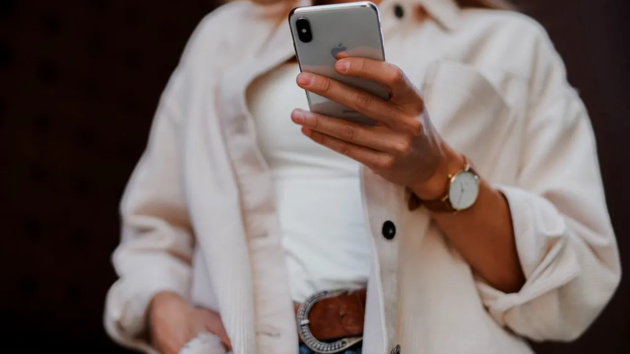 Smartphone intoxicatie canabis_jenny-ueberberg-brfcpBfCebY-unsplash_descopera 