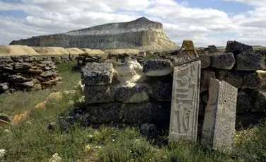 Un monument antic din pietre masive, descoperit pe ţărmul estic al Mării Caspice. Misterul din spatele lui