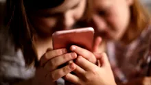Tot mai mulți copii și tineri se deconectează voluntar de la smartphone-uri