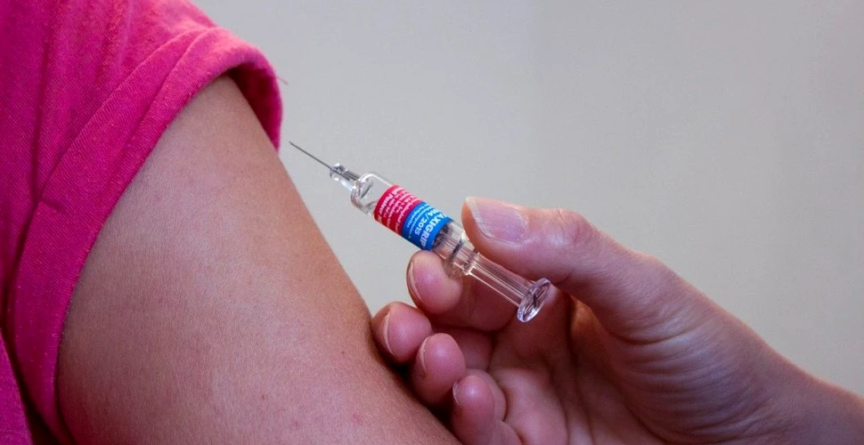 Românii nu au încredere în vaccinul împotriva COVID-19. Câte dintre 10 persoane s-ar vaccina