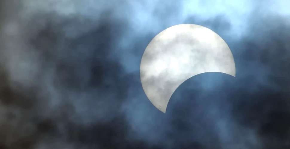 FOTO. Luna nouă ”va lua o gură” din Soare. O eclipsă parţială de Soare va avea loc pe 15 februarie