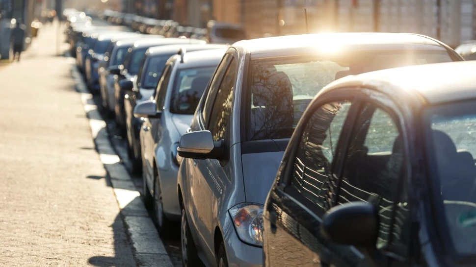 Mașinile devin tot mai mari și nu mai încap în locurile de parcare obișnuite