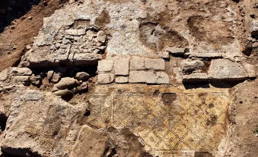 O piatră inscripționată cu mesajul „Hristos, născut de Maria”, descoperită de arheologii din Israel