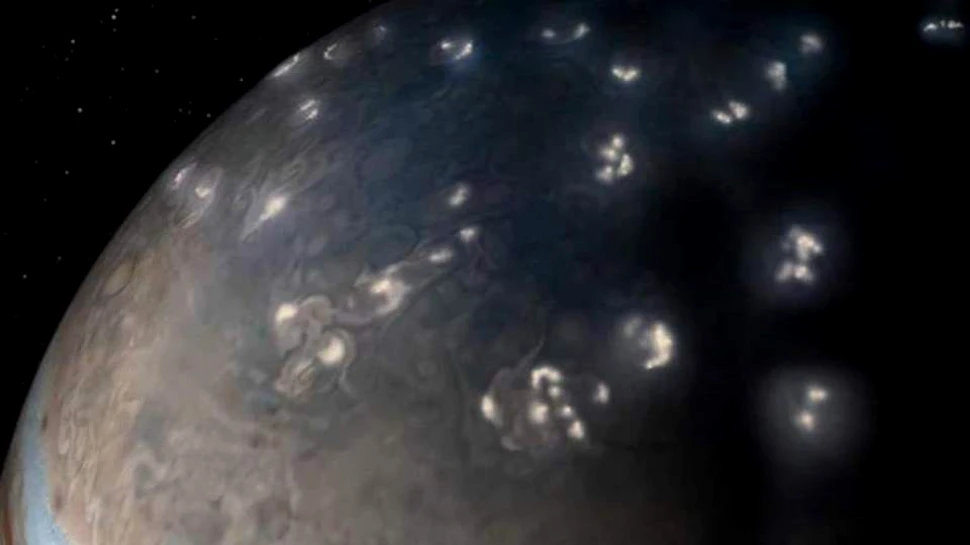Fulgerele de pe Jupiter sunt remarcabil de similare cu cele de pe Pământ