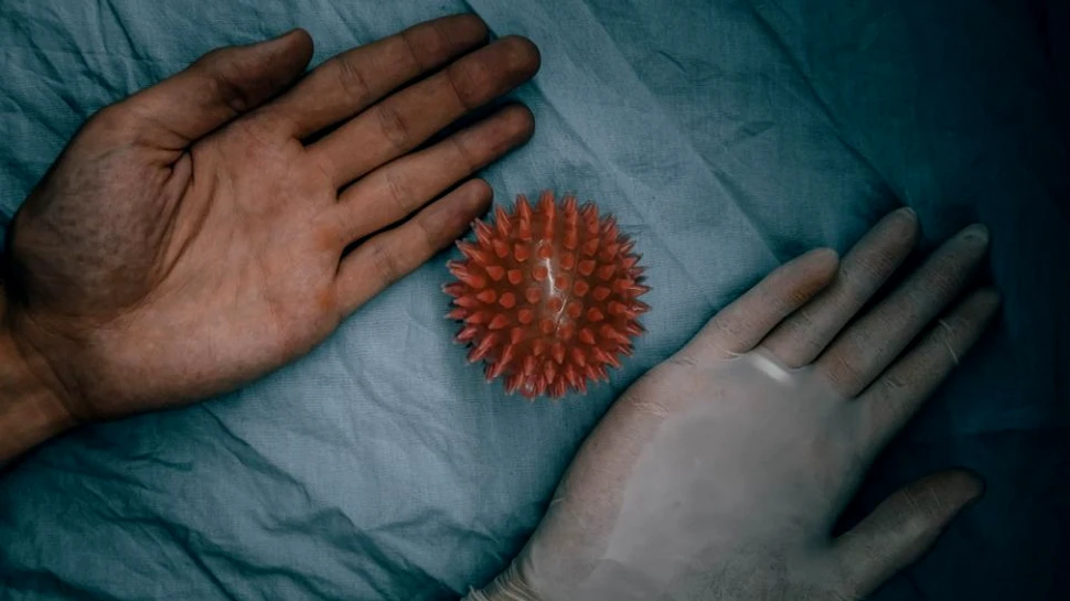 Coronavirusul poate trăi în corpul uman 37 de zile. Cât timp rezistă COVID-19 în aer şi pe suprafeţe – studiu