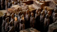 Doi soldați din celebra Armată de Teracotă a Chinei au fost „împinși și trași” de un turist