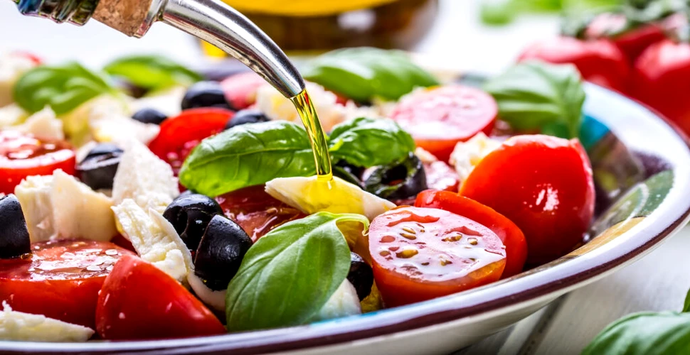 Dieta mediteraneană și mișcarea pot preveni pierderea densității osoase la femeile în vârstă