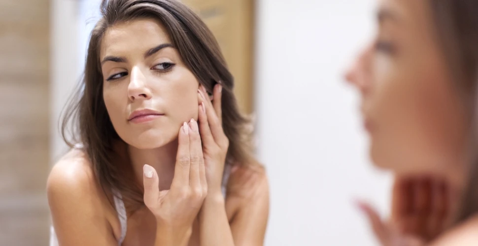 Cele mai frecvente mituri despre acnee: de la pasta de dinţi la statul la soare