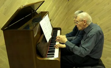 Un compozitor, în vârstă de 90 de ani, născut în România, cântă Bach la pian, împreună cu soţia, într-un video extraordinar – VIDEO