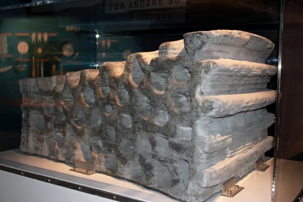Un fragment de perete, construit cu imprimanta 3D din material similar solului lunar
