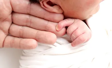 Nașterea acasă: avertismente vehemente și implicarea exclusivă a moașelor cu experiență