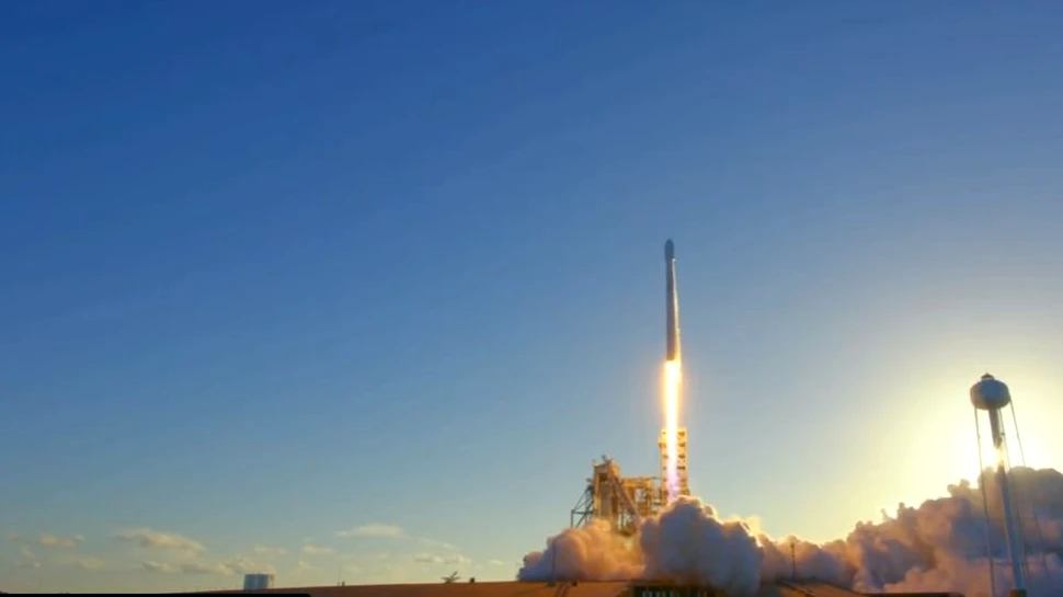 După două lansări eşuate, Space X reuşeşte să transporte în spaţiu o încărcătură masivă-VIDEO