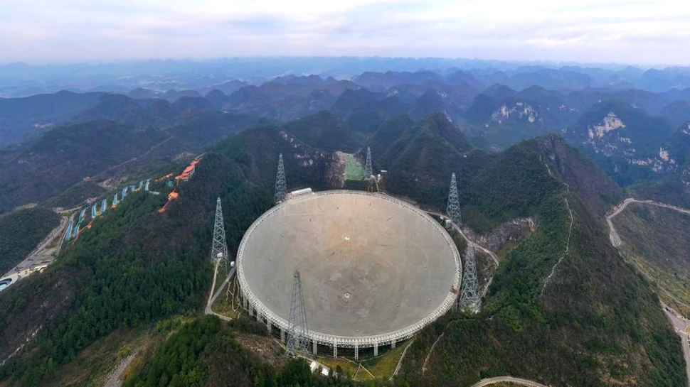 FAST, cel mai mare radiotelescop din lume, a devenit operaţional în China