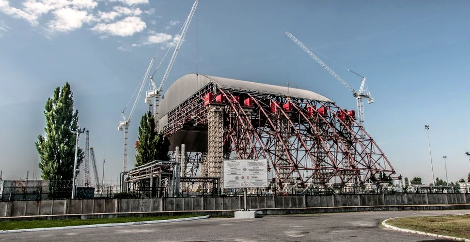 Un scut gigantic a început să fie plasat deasupra reactorului nuclear de la Cernobîl