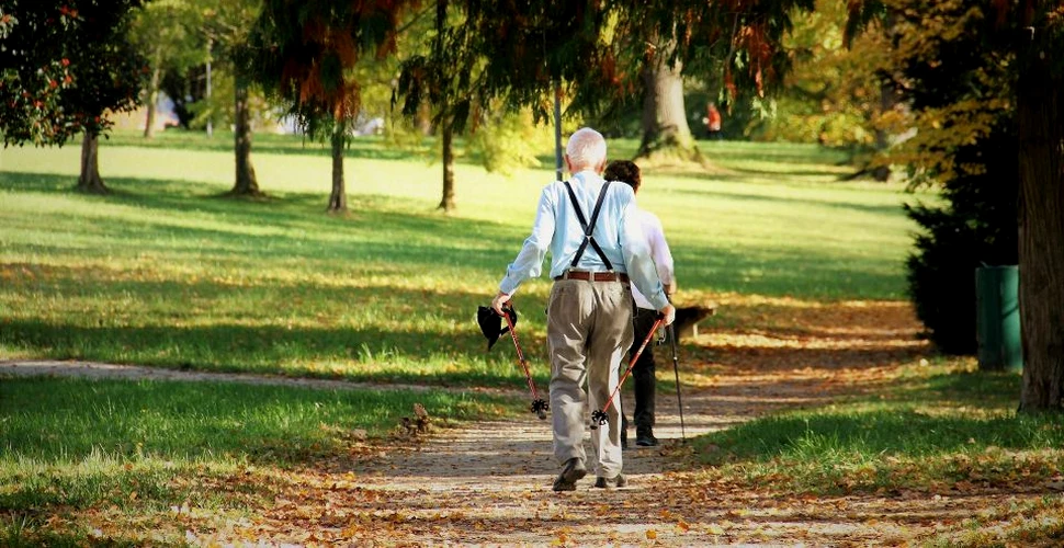 Persoanele care fac în jur de 9.000 de paşi pe zi prezintă un risc mai mic de Alzheimer