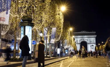Au fost aprinse luminițele de Crăciun de pe Champs-Elysées