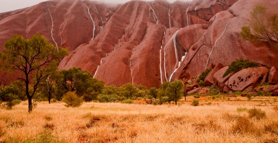 Cea mai faimoasă stâncă din Australia, acoperită de cascade spectaculoase