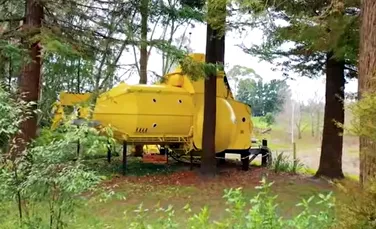 Submarin galben construit din materiale reciclabile de doi fani Beatles