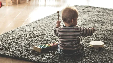 Principalele beneficii ale jucăriilor muzicale în primii ani de viață