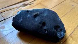 Un meteorit vechi de 4,6 miliarde de ani s-a prăbușit prin acoperișul unei case