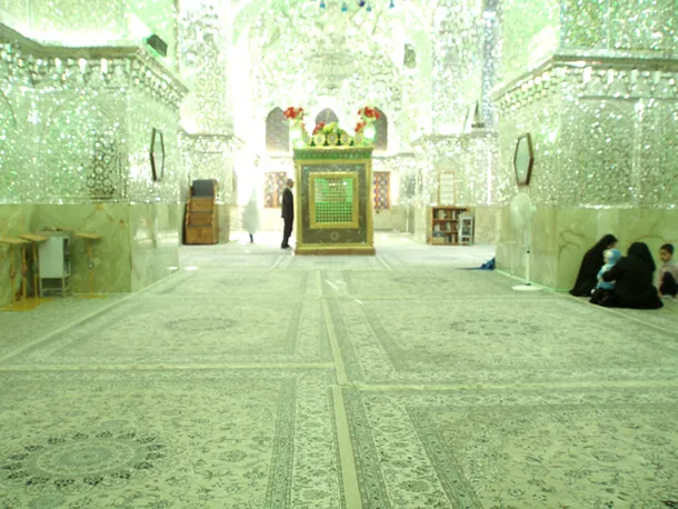 Shah Cheragh: moscheea iraniană care pare construită din smarald