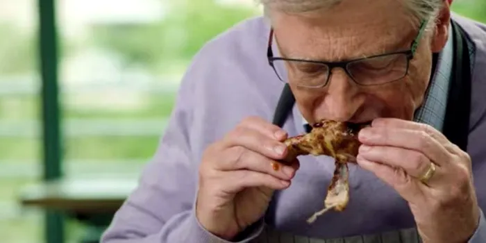 Bill Gates este de părere că toate țările bogate ar trebui să treacă la carnea 100% artificială