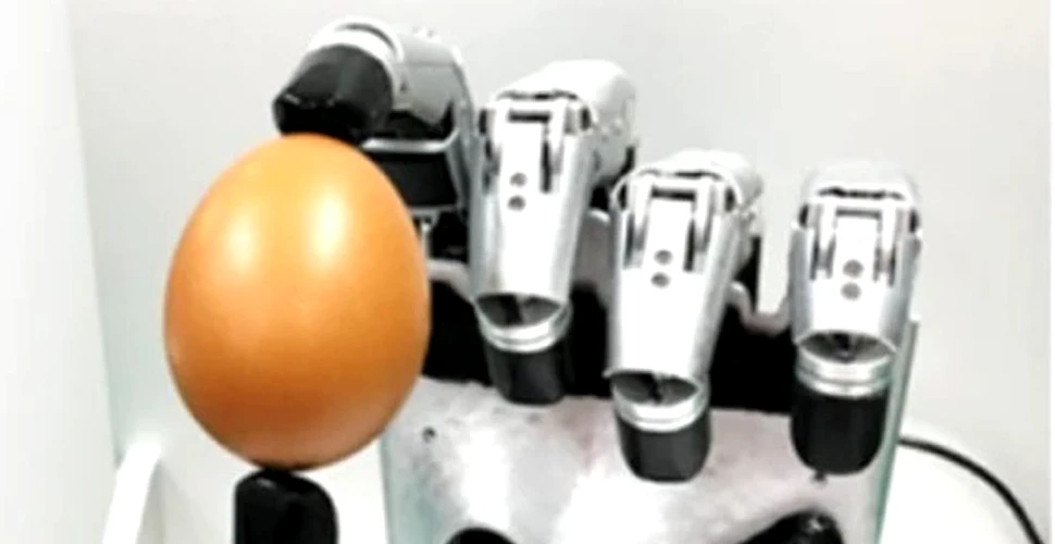 O mână robotică este atât de precisă încât poate ține un ou fără să-l spargă