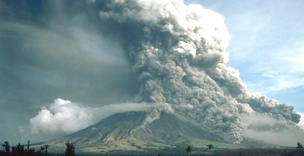 Un vulcan foarte activ poate erupe în orice moment. 12.000 de oameni au fost evacuaţi