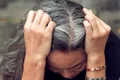 Poate stresul să accelereze albirea părului? Iată ce spune știința